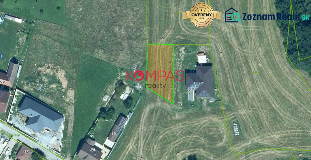 Grundstücke für Wohnzwecke in Podzámčok mit Umgebung von Häusern und landwirtschaftlichen Flächen.