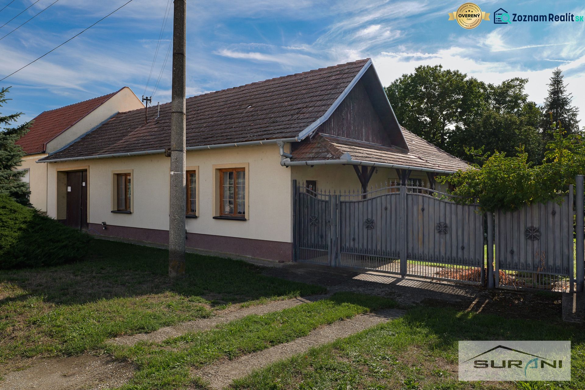 Ein Einfamilienhaus in der Hauptstraße in Štefanová, mit einem geräumigen Hof und Garten.