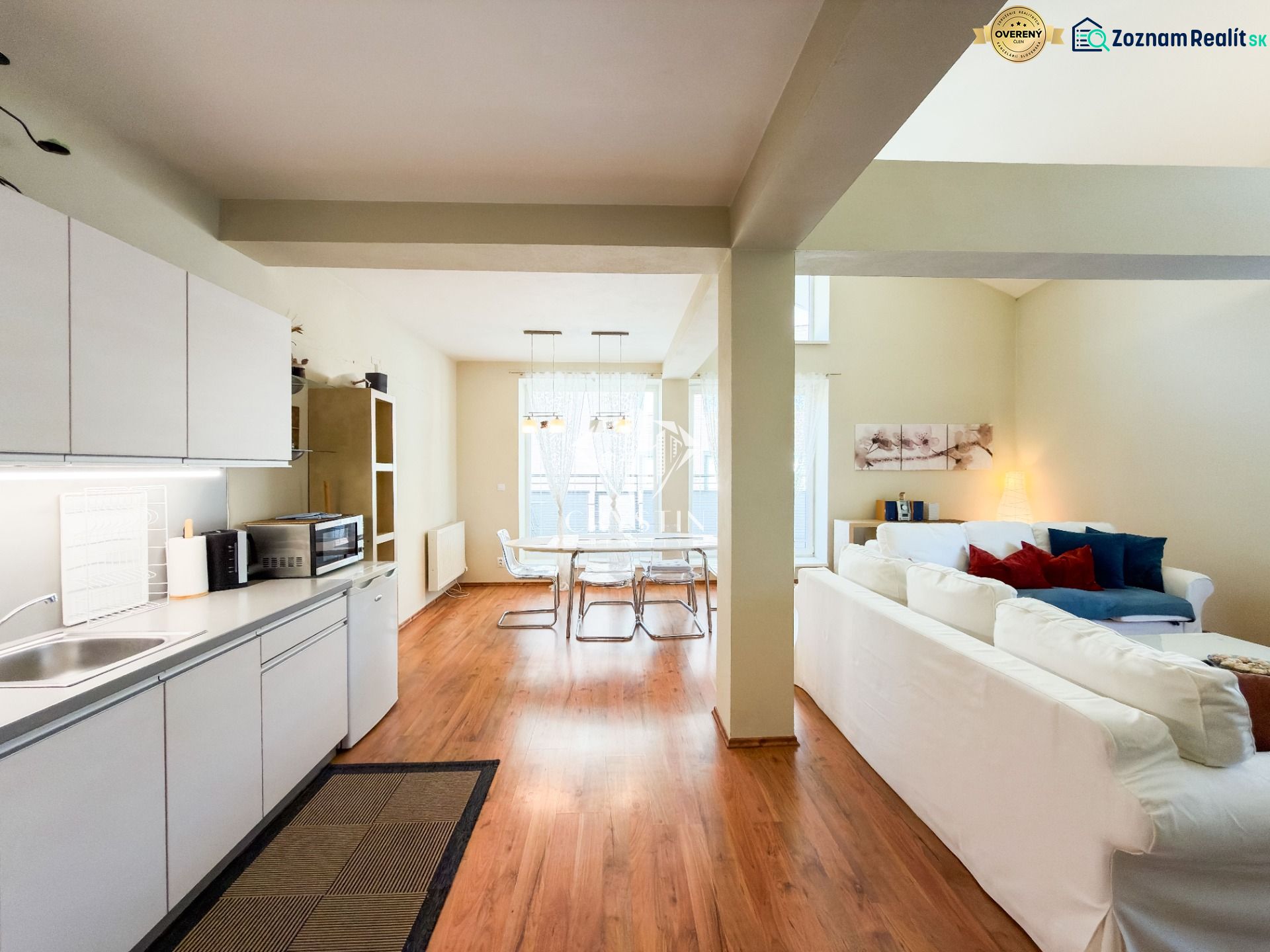 Küche und Wohnzimmer mit Holzboden in einer 3-Zimmer-Wohnung.
