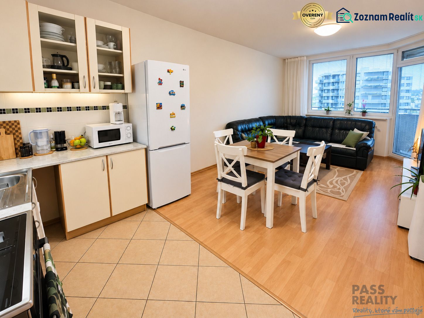 Küche und Wohnzimmer in einer 2-Zimmer-Wohnung mit Holzboden, Esstisch und Sofa.