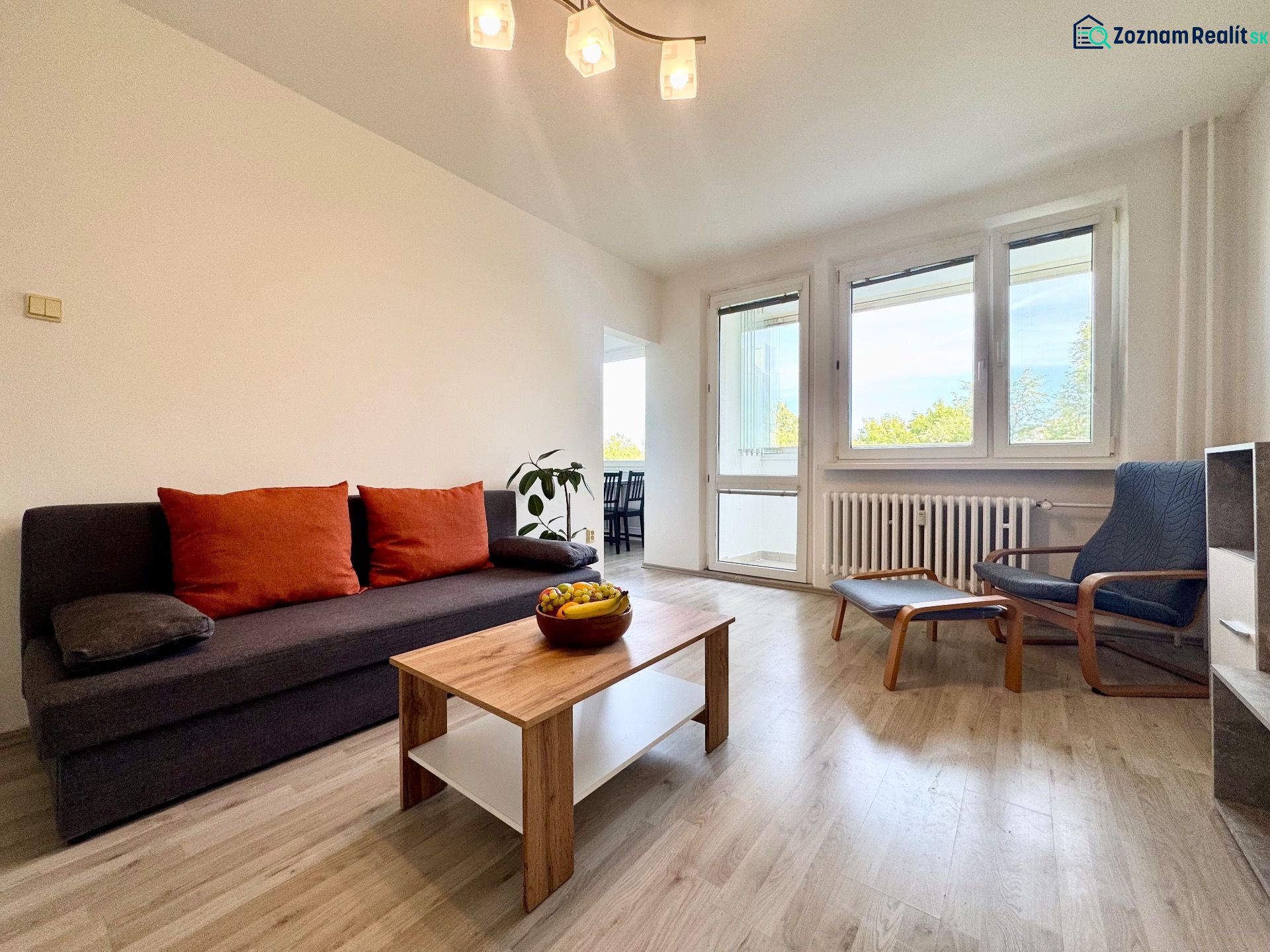 Wohnzimmer in einer 3-Zimmer-Wohnung mit Holzboden und einem bequemen Sofa.