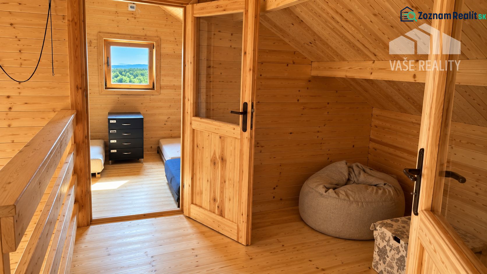 Holzinterieur der Hütte mit einem Boden in Holzoptik.