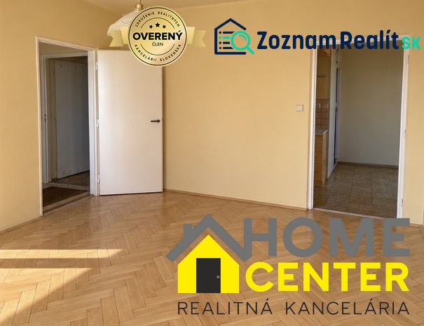 Ein Zimmer in einer 2-Zimmer-Wohnung mit einem Holzboden und zwei offenen Türen.