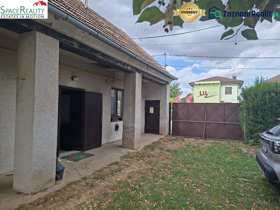 Ein älteres Gebäude mit Garten in der Hauptstraße in Viničné, geeignet für Grundstücke - Wohnen.