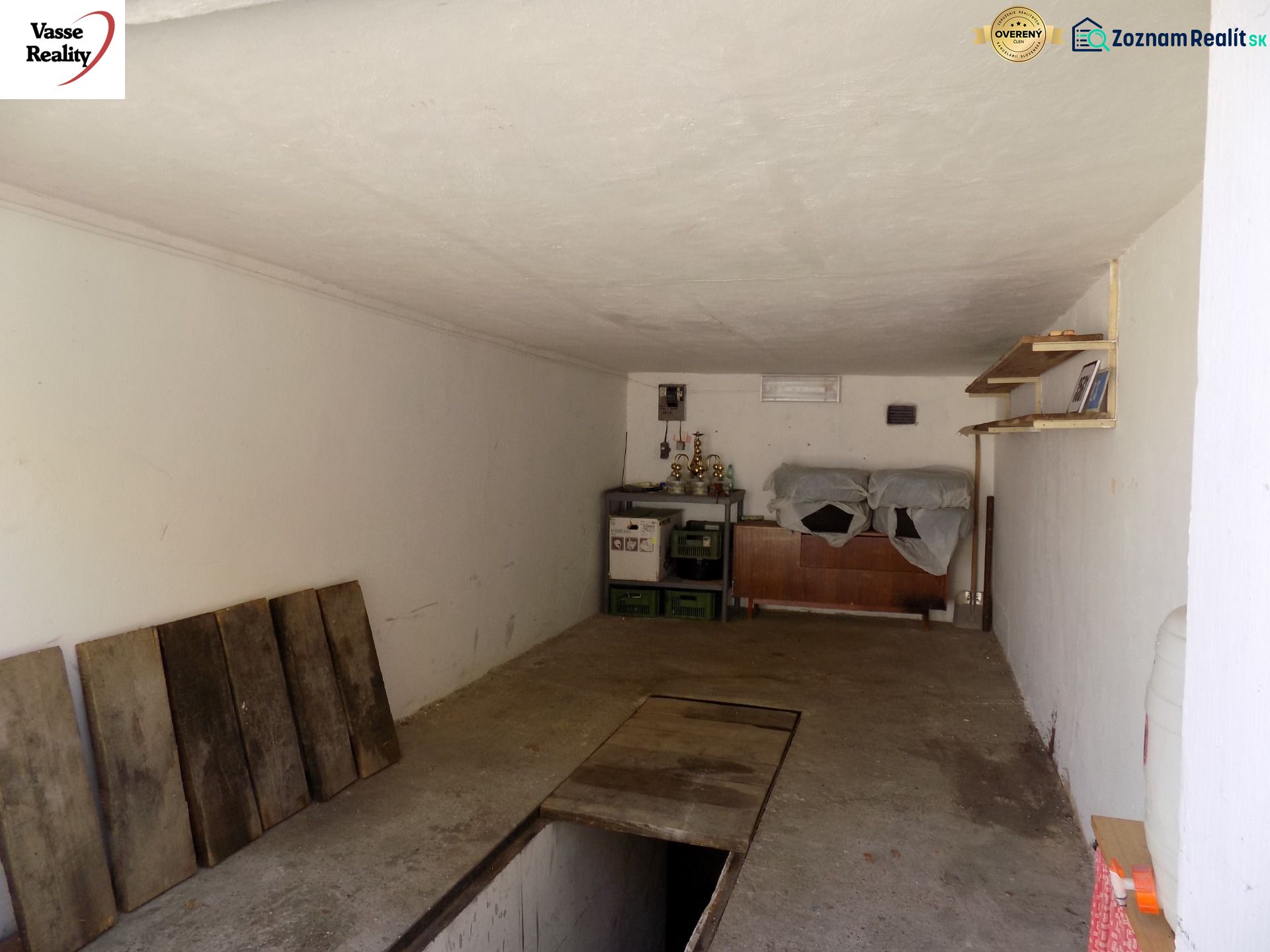 Garage mit Regalen, Straßenboden, Regalen und gelagerten Gegenständen.