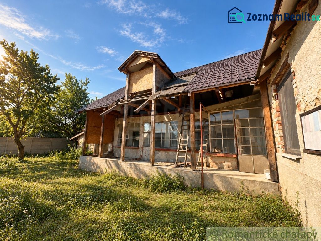 Ein Einfamilienhaus in Vištuk mit einer Veranda in Renovierung, umgeben von Grün und Bäumen.