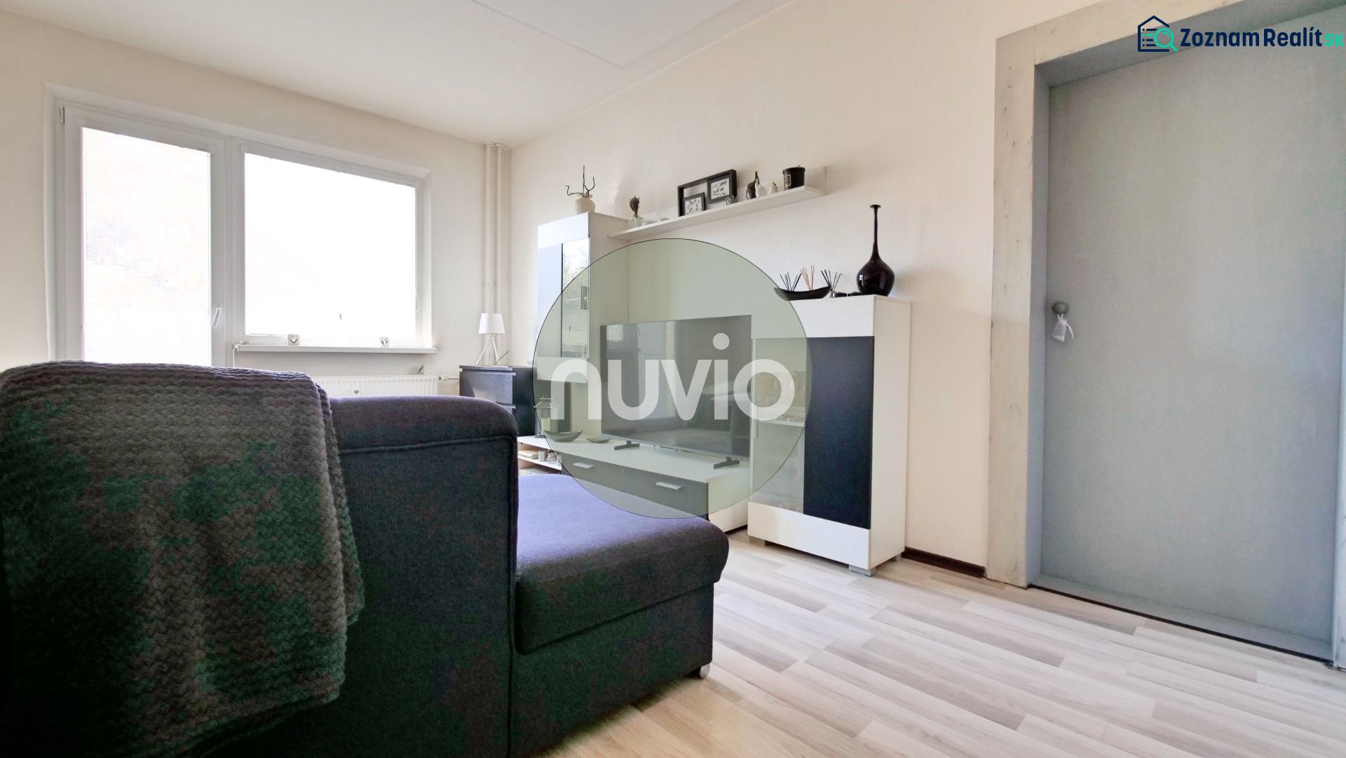 Ein Blick ins Wohnzimmer mit Holzboden in einer Zweizimmerwohnung.