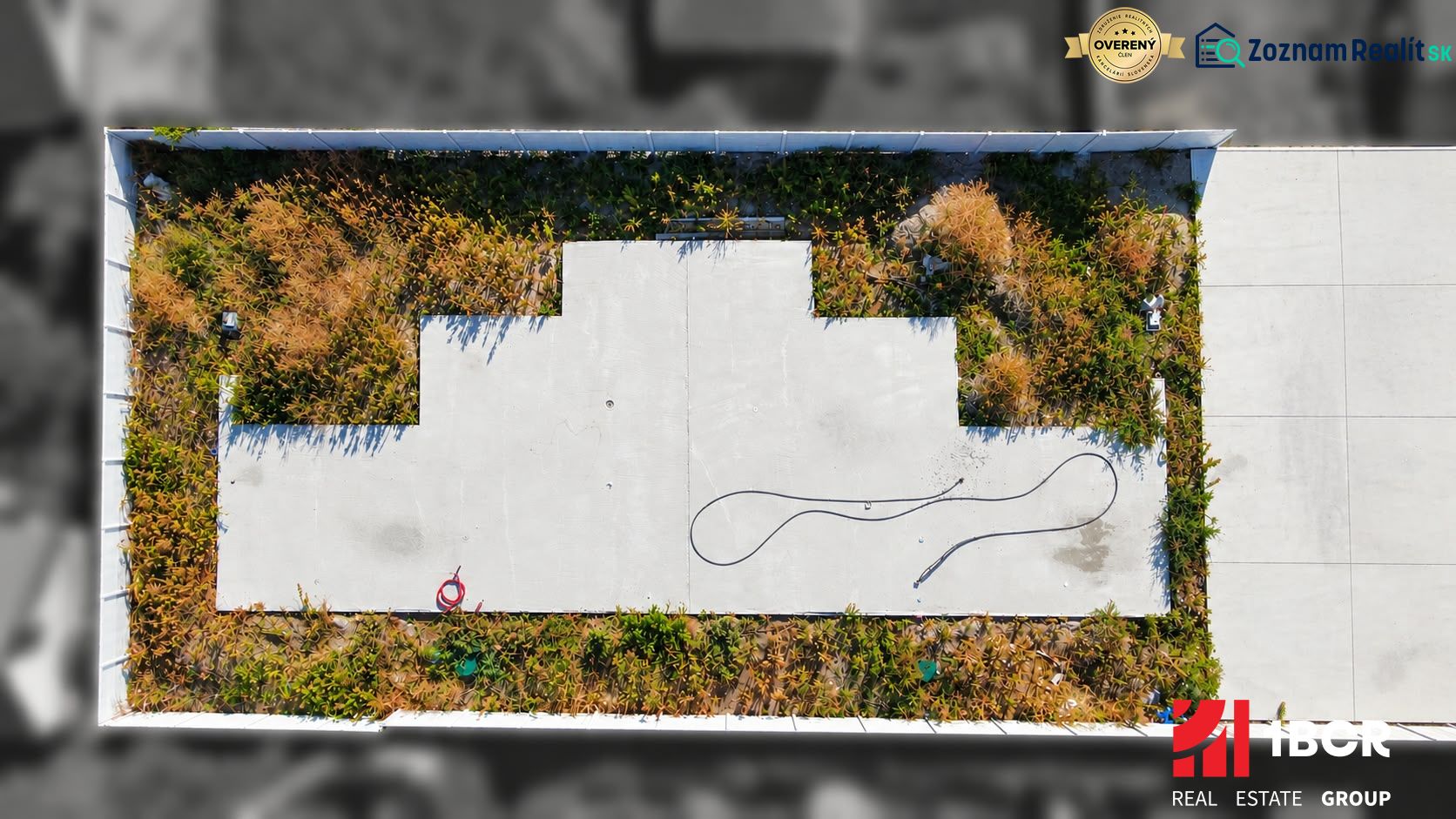 Garten mit Betonfläche in Veľké Blahovo auf einem Grundstück - Wohnen umgeben von Grün.