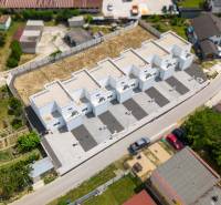 Wohnhausbau in Horná Streda in der Straße Horná Streda, Reihenhausbebauung mit Schotterzufahrtsstraße.