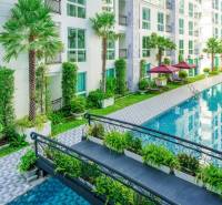 Wohnungsbau in Pattaya mit Pool, Grünflächen, Balkonen und Außenbereichen zur Entspannung.