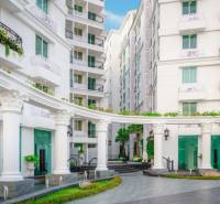 Wohnungsbau in Pattaya mit eleganten weißen Gebäuden und griechischen Säulen.