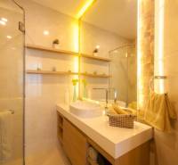 Luxuriöses Badezimmer in einer 3-Zimmer-Wohnung mit modernen Accessoires und stilvoller Beleuchtung.