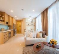 Elegant eingerichtete 3-Zimmer-Wohnung mit offener Küche und gemütlichem Wohnzimmer.