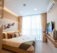 Helles Schlafzimmer mit großem Fenster und Doppelbett in einer 3-Zimmer-Wohnung.