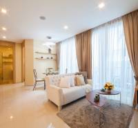 Wohnzimmer in einer 3-Zimmer-Wohnung mit Küche und Essbereich, gemütliches Interieur.