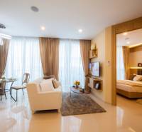 Wohnzimmer mit Essbereich und Eingang zum Schlafzimmer in einer 3-Zimmer-Wohnung.