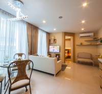 Wohnzimmer in einer 3-Zimmer-Wohnung mit eleganten Möbeln und einem Essbereich.