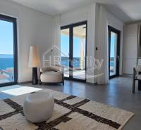 Helles Interieur einer Ferienwohnung mit Meerblick und bequemer Sitzecke.