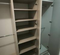 Einbauschrank mit Schubladen und Regalen im Studio, Holzboden.