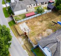 Grundstücke - Wohnen in Chocholná-Velčice, neben der Straße, angrenzend an Einfamilienhäuser und Gärten.