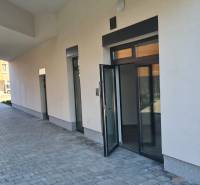 Gebäude und offene Türen in der Perlová Straße in Bratislava - Jarovce.
