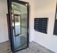 Eingangshalle eines Wohnhauses in der Perlová-Straße in Bratislava - Jarovce mit Briefkästen.