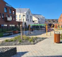 Hof mit Kinderspielplatz zwischen Wohnhäusern in der Perlová-Straße in Bratislava - Jarovce.