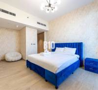Schlafzimmer mit blauem Bett und sanft gemusterten Wänden in einer 3-Zimmer-Wohnung.