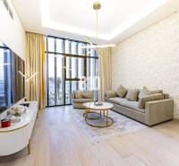 Wohnzimmer in einer 3-Zimmer-Wohnung mit großen Fenstern, Sofa und Fernseher auf Holzboden.