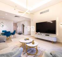 Wohnzimmer in einer 3-Zimmer-Wohnung mit Sofa, Fernseher und Esstisch.