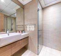 Badezimmer mit Duschkabine und Spiegel in einer 3-Zimmer-Wohnung.
