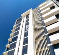 Die Fassade eines modernen Wohnhauses in Bratislava - Staré Mesto mit Glasbalkonen.