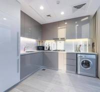 Küche in einer 3-Zimmer-Wohnung mit modernen Geräten und großen Glastüren.