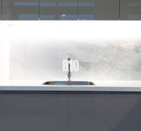 Küchenzeile mit eingebautem Spülbecken und Mikrowelle in einer 3-Zimmer-Wohnung.