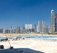 Panorama von Dubai mit Blick auf Wolkenkratzer und Baustellen.