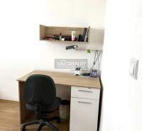 Schreibtisch mit Regal und Bürostuhl in einer 3-Zimmer-Wohnung.