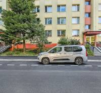 Landauova Straße in Bratislava-Dúbravka mit einem Wohngebäude und einem davor geparkten Auto.
