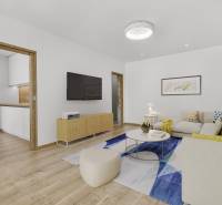 Wohnzimmer mit Sofa, Bildern und Fernseher in einer 4-Zimmer-Wohnung.