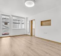 Helles Wohnzimmer mit Holzboden in einer 4-Zimmer-Wohnung.