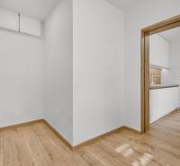 Einrichtung in einer 4-Zimmer-Wohnung mit Holzboden und Übergang zur Küche.