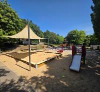 Spielplatz mit Sandkasten und Rutsche in Bratislava - Dúbravka in der Landauova-Straße.