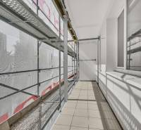 Balkon einer 4-Zimmer-Wohnung in Renovierung mit Gerüst und Fliesen.