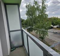Balkon einer 2-Zimmer-Wohnung in der Žitavská-Straße in Senec, Blick auf den Parkplatz.