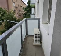 Balkon einer 2-Zimmer-Wohnung in der Žitavská-Straße in Senec mit Geländer und Klimaanlage.