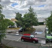 Parkplatz in der Žitavská-Straße in Senec mit Autos und Bäumen.