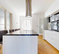 Küche in einer 3-Zimmer-Wohnung mit Bartresen und eingebauten Geräten.