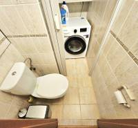 Kúpeľňa v 3-izbovom byte s WC a práčkou.