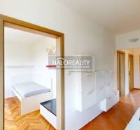 Innenraum einer 4-Zimmer-Wohnung mit Küchenzeile, Bett und Stauraum.