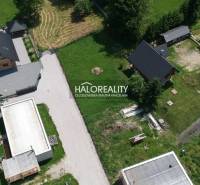 Luftaufnahme von Grundstücken-Wohnen in Malatíny mit Häusern und Grünflächen.