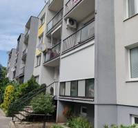 Mehrfamilienhaus mit Balkonen in der Gagarinova-Straße in Senec, geeignet für eine 3-Zimmer-Wohnung.
